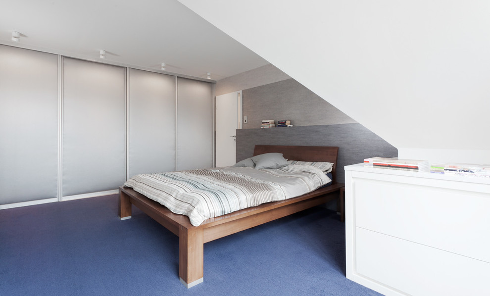 Imagen de dormitorio principal contemporáneo grande sin chimenea con paredes blancas y moqueta