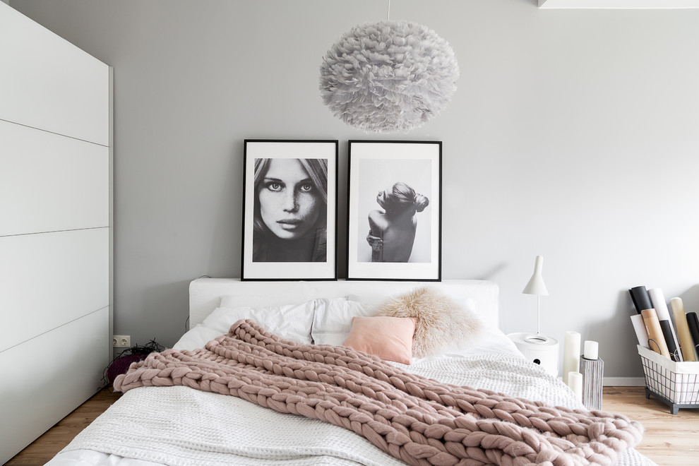 Idéer för minimalistiska sovrum, med grå väggar och ljust trägolv