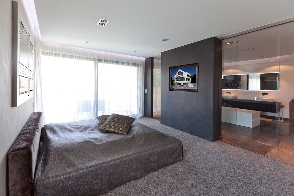 Großes Modernes Hauptschlafzimmer ohne Kamin mit schwarzer Wandfarbe und Teppichboden in Frankfurt am Main