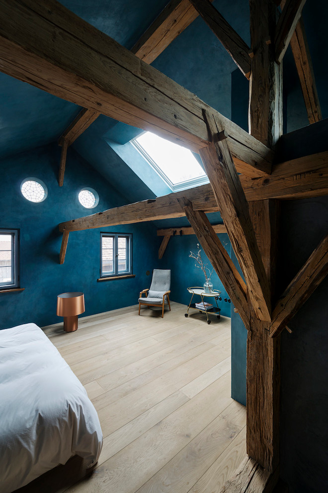 Свежая идея для дизайна: большая хозяйская спальня в стиле рустика с синими стенами, светлым паркетным полом и бежевым полом без камина - отличное фото интерьера