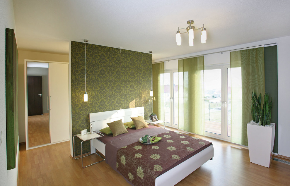Источник вдохновения для домашнего уюта: хозяйская спальня в современном стиле с белыми стенами, светлым паркетным полом и коричневым полом без камина