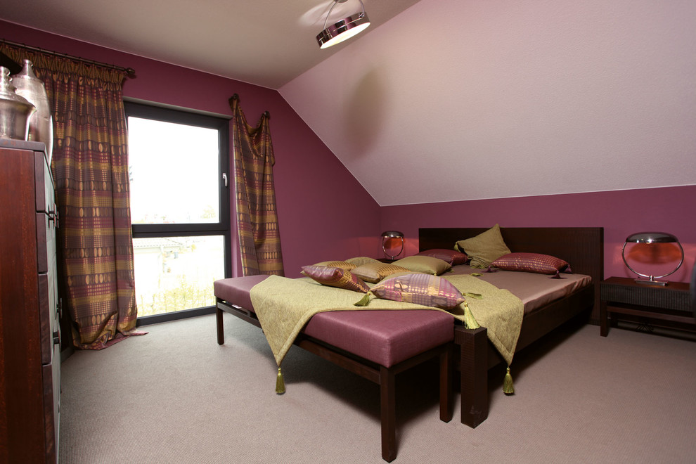 Imagen de dormitorio principal contemporáneo sin chimenea con paredes púrpuras, moqueta y suelo violeta