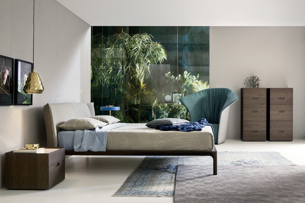 Пример оригинального дизайна: большая хозяйская спальня в современном стиле с серыми стенами, бетонным полом, белым полом и фасадом камина из бетона без камина