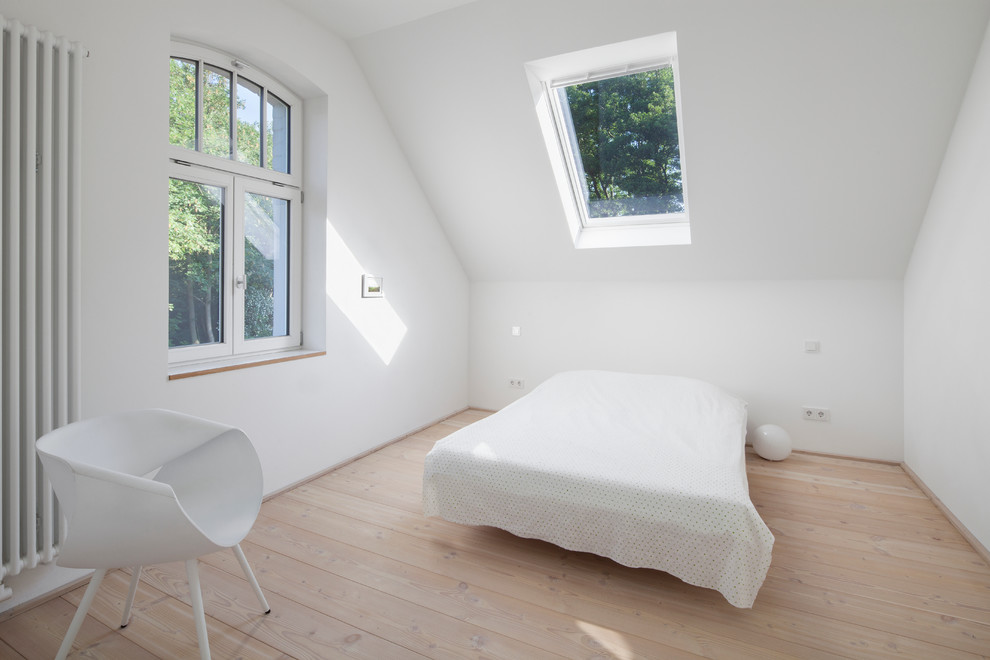 Idee per una camera da letto minimal di medie dimensioni con pareti bianche, parquet chiaro e nessun camino