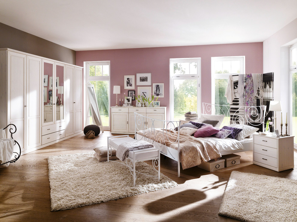 Mittelgroßes Modernes Hauptschlafzimmer mit rosa Wandfarbe in Köln