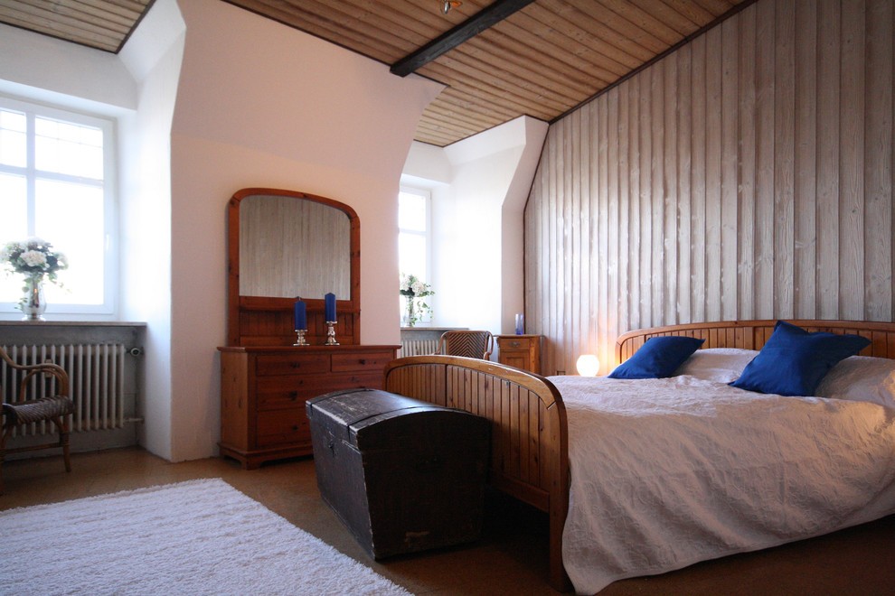 Diseño de dormitorio principal rural grande sin chimenea con paredes blancas