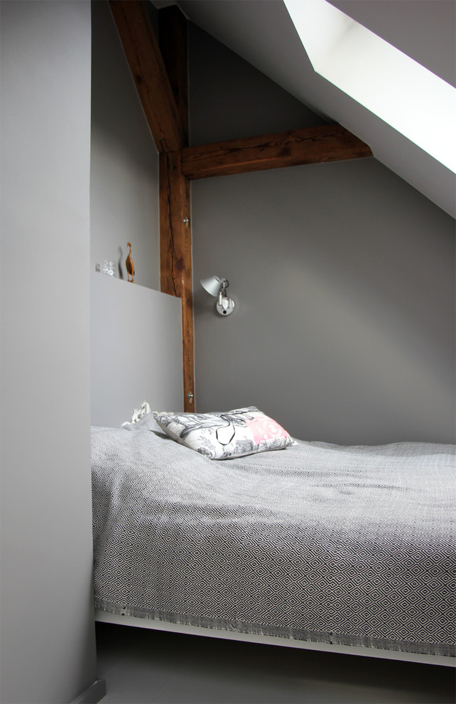 Kleines Industrial Schlafzimmer ohne Kamin mit grauer Wandfarbe in Berlin