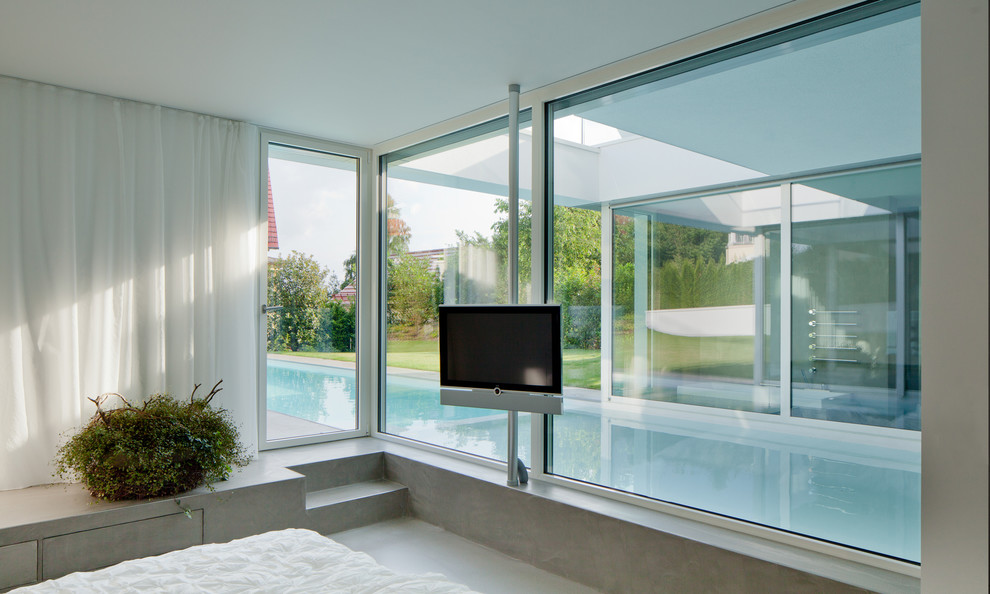 Mittelgroßes Modernes Schlafzimmer ohne Kamin mit grauer Wandfarbe in Frankfurt am Main