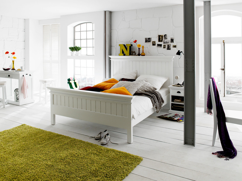Inspiration pour une chambre design de taille moyenne avec un mur blanc, parquet clair et aucune cheminée.