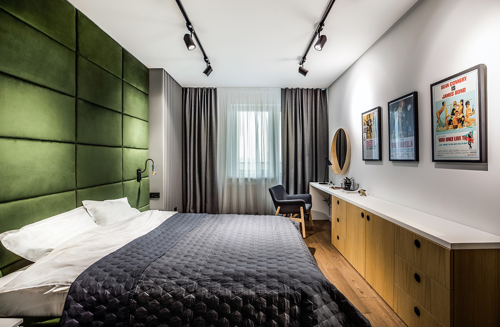 Modernes Hauptschlafzimmer mit braunem Holzboden, grauer Wandfarbe und braunem Boden in Sonstige