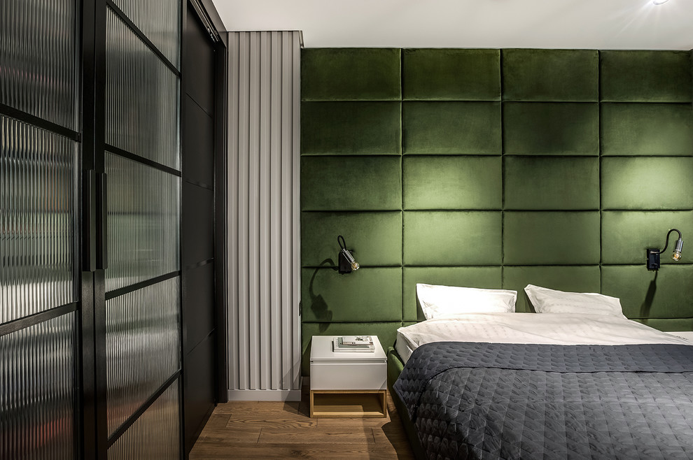 Стильный дизайн: хозяйская спальня в современном стиле с паркетным полом среднего тона - последний тренд