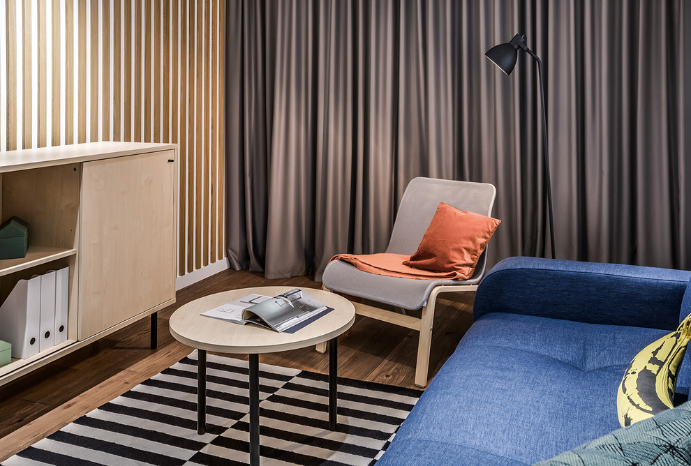 Modernes Gästezimmer mit braunem Holzboden in Sonstige