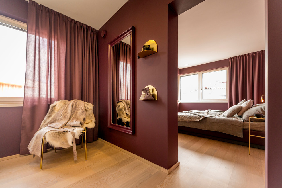 Пример оригинального дизайна: спальня в современном стиле с красными стенами, светлым паркетным полом и бежевым полом