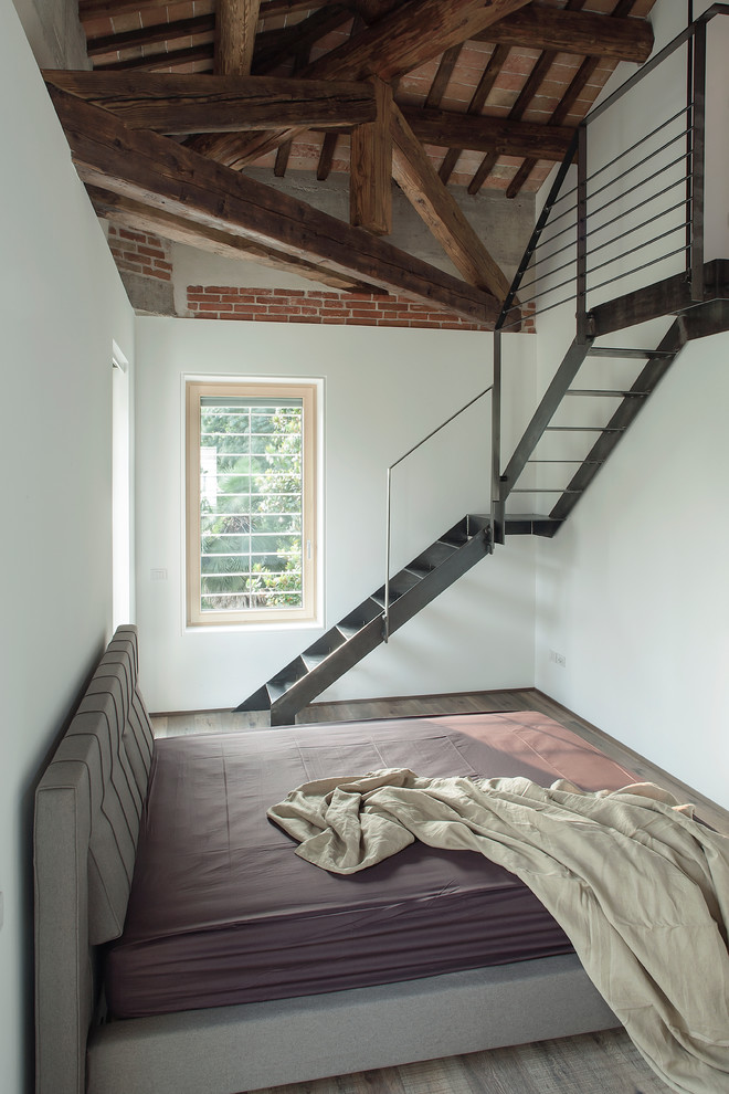 Idee per una camera da letto minimal di medie dimensioni con pareti bianche, pavimento in legno massello medio e nessun camino