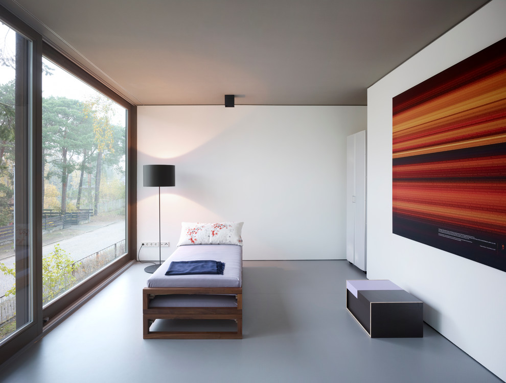 Foto di una camera da letto contemporanea di medie dimensioni con pareti bianche e nessun camino
