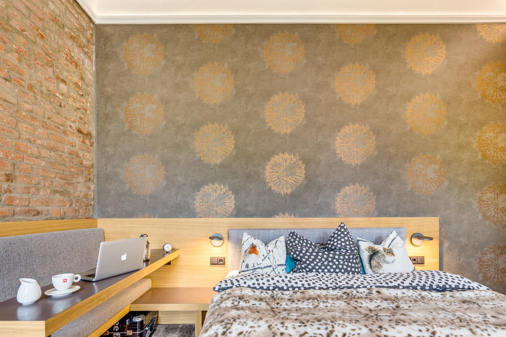 Свежая идея для дизайна: хозяйская спальня среднего размера в современном стиле с разноцветными стенами без камина - отличное фото интерьера