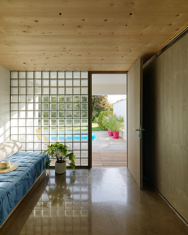 Imagen de habitación de invitados contemporánea pequeña con paredes blancas