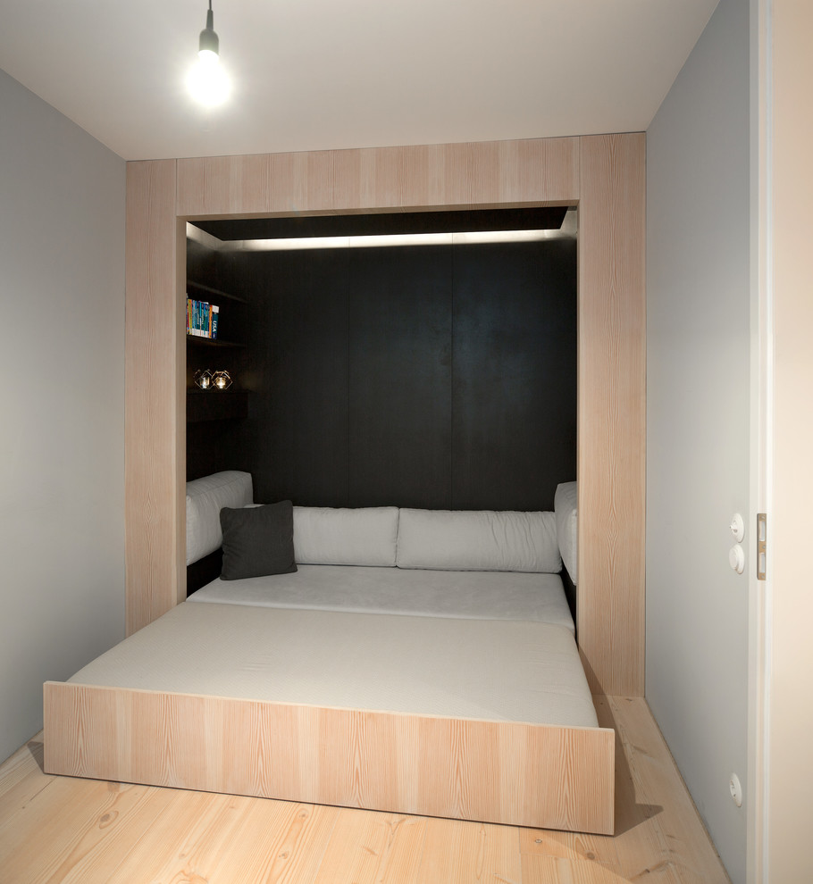 Свежая идея для дизайна: гостевая спальня среднего размера, (комната для гостей) в современном стиле с серыми стенами - отличное фото интерьера