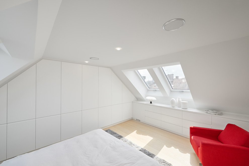 Réalisation d'une chambre parentale design avec un mur blanc, parquet clair et un sol beige.