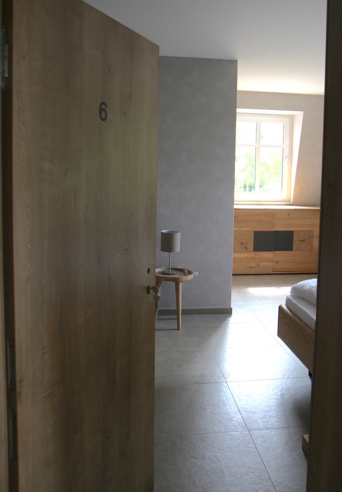 Exempel på ett mellanstort modernt gästrum, med grå väggar, klinkergolv i keramik och grått golv