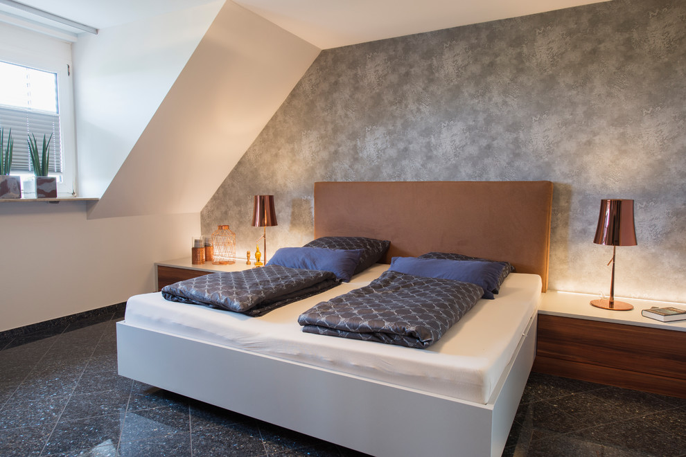 Идея дизайна: спальня среднего размера в современном стиле с черным полом и серыми стенами без камина