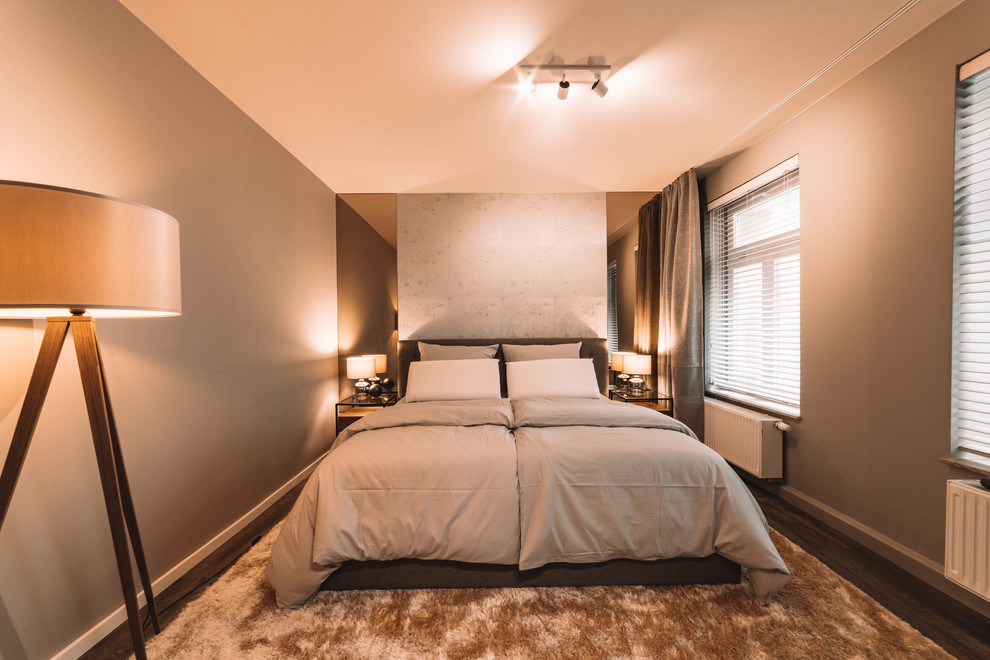 На фото: хозяйская спальня среднего размера в классическом стиле с коричневым полом, серыми стенами и полом из винила без камина