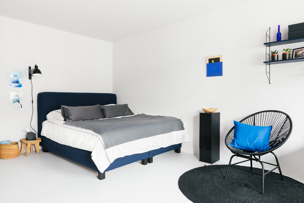 Kleines Modernes Schlafzimmer mit weißer Wandfarbe und Linoleum in Berlin