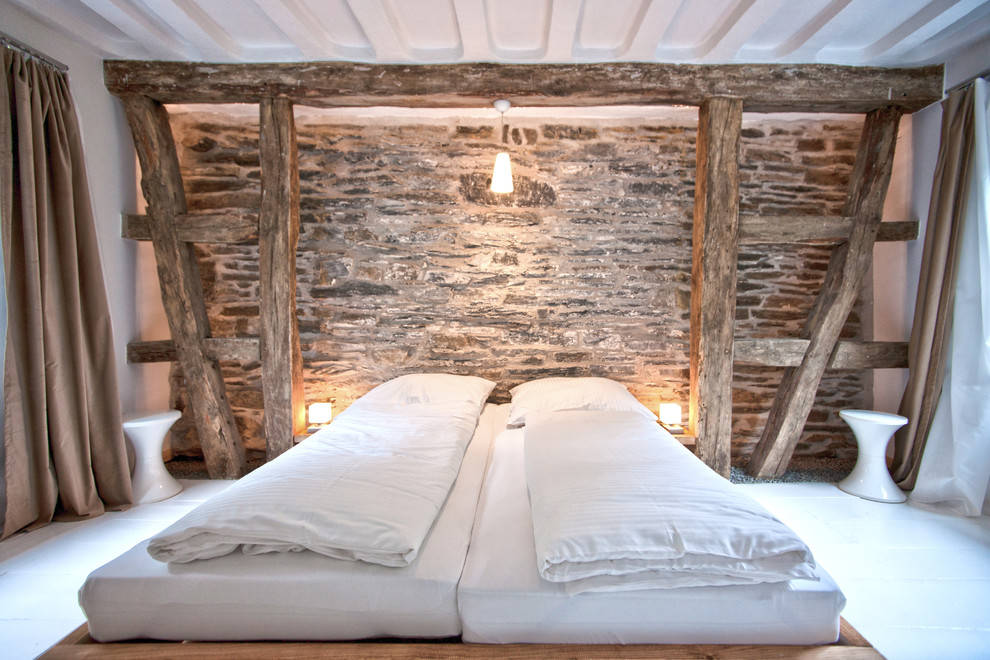 Идея дизайна: хозяйская спальня среднего размера в современном стиле с белыми стенами без камина