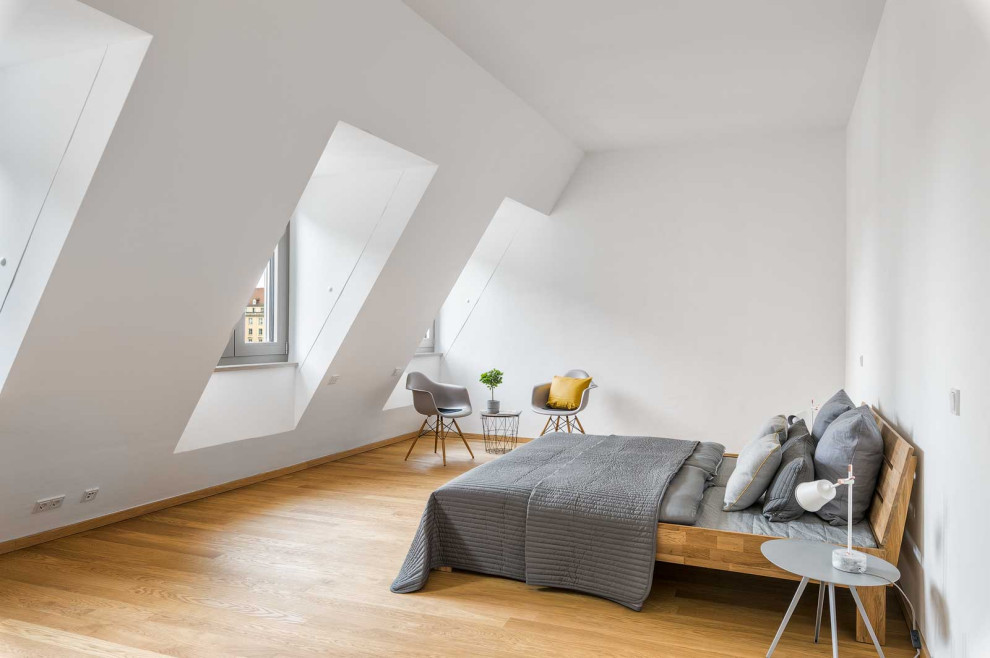 Modernes Schlafzimmer mit weißer Wandfarbe, braunem Holzboden und braunem Boden in Dresden