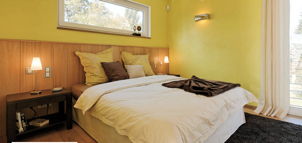 Modernes Schlafzimmer mit gelber Wandfarbe in Nürnberg