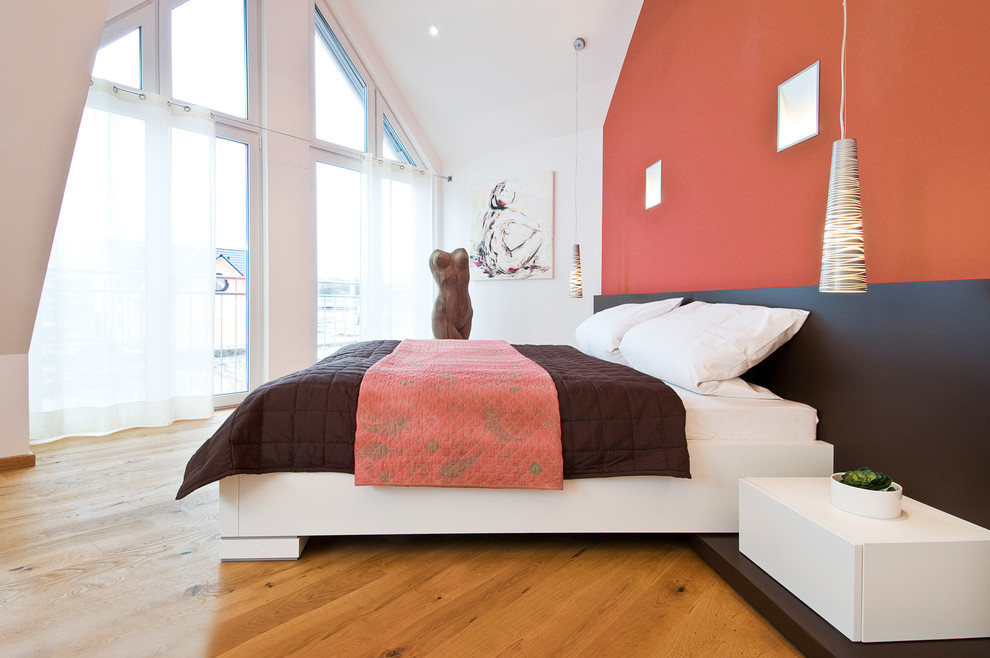 Großes Modernes Hauptschlafzimmer mit roter Wandfarbe, braunem Holzboden und braunem Boden in Berlin