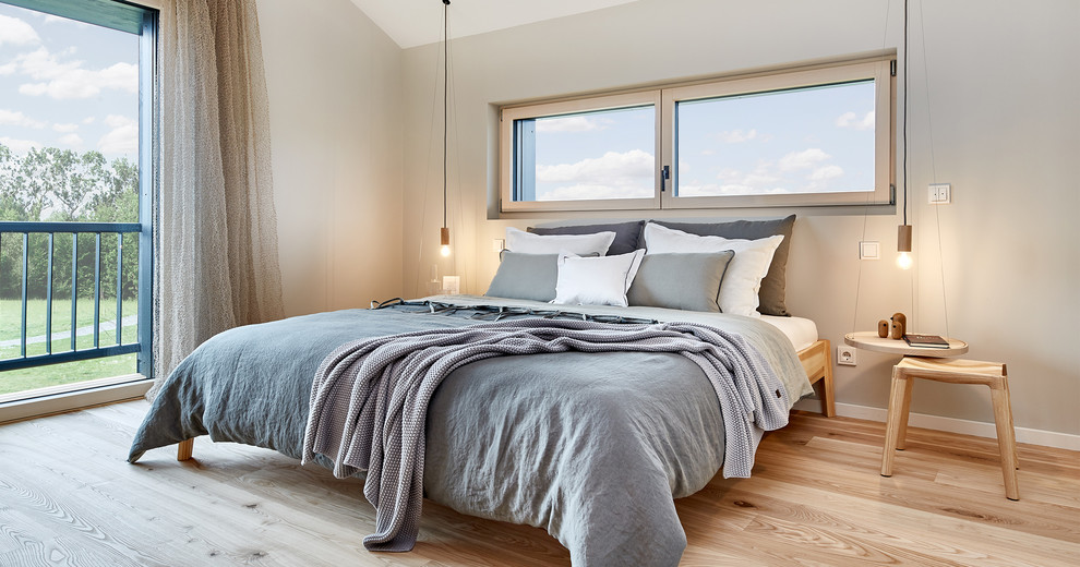 Mittelgroßes Modernes Hauptschlafzimmer ohne Kamin mit grauer Wandfarbe, hellem Holzboden und beigem Boden in Sonstige