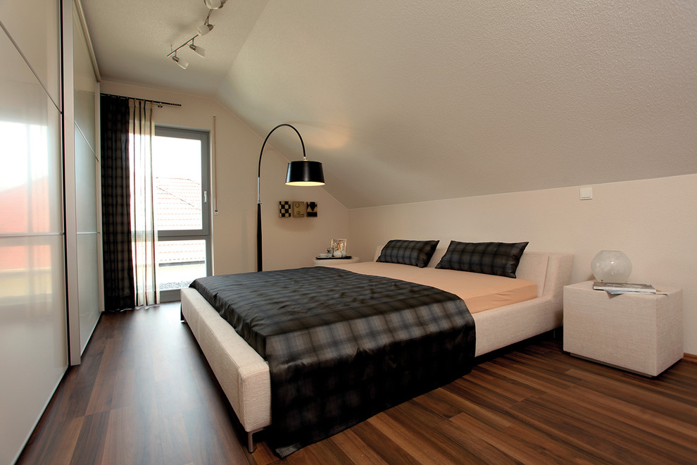 Modelo de dormitorio principal contemporáneo grande sin chimenea con paredes beige
