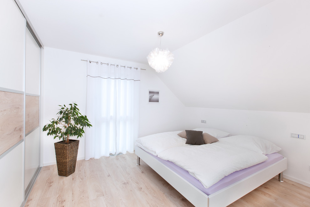 Mittelgroßes Modernes Hauptschlafzimmer ohne Kamin mit weißer Wandfarbe, Laminat und beigem Boden in Stuttgart