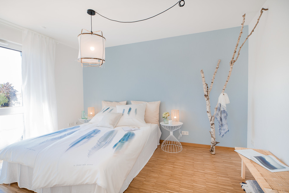 Mittelgroßes Maritimes Hauptschlafzimmer ohne Kamin mit weißer Wandfarbe, Bambusparkett und beigem Boden in Berlin