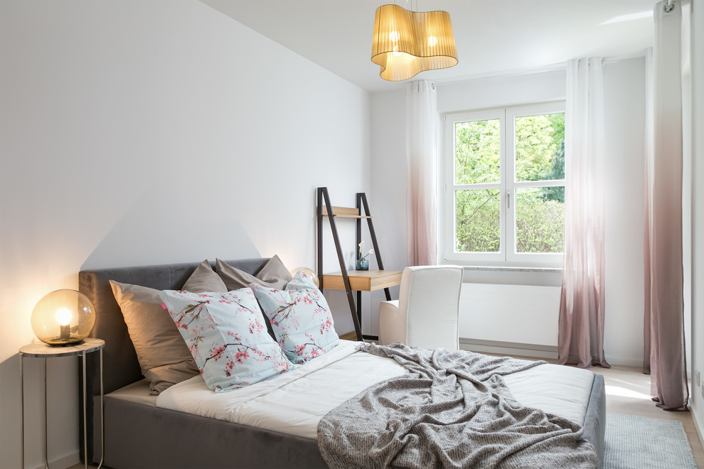 Idée de décoration pour une chambre parentale tradition de taille moyenne avec un mur blanc, parquet clair, aucune cheminée et un sol beige.