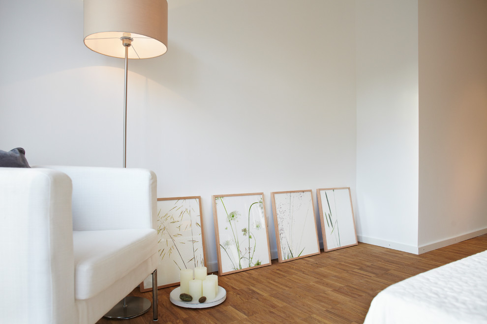 Diseño de dormitorio actual con suelo de madera en tonos medios