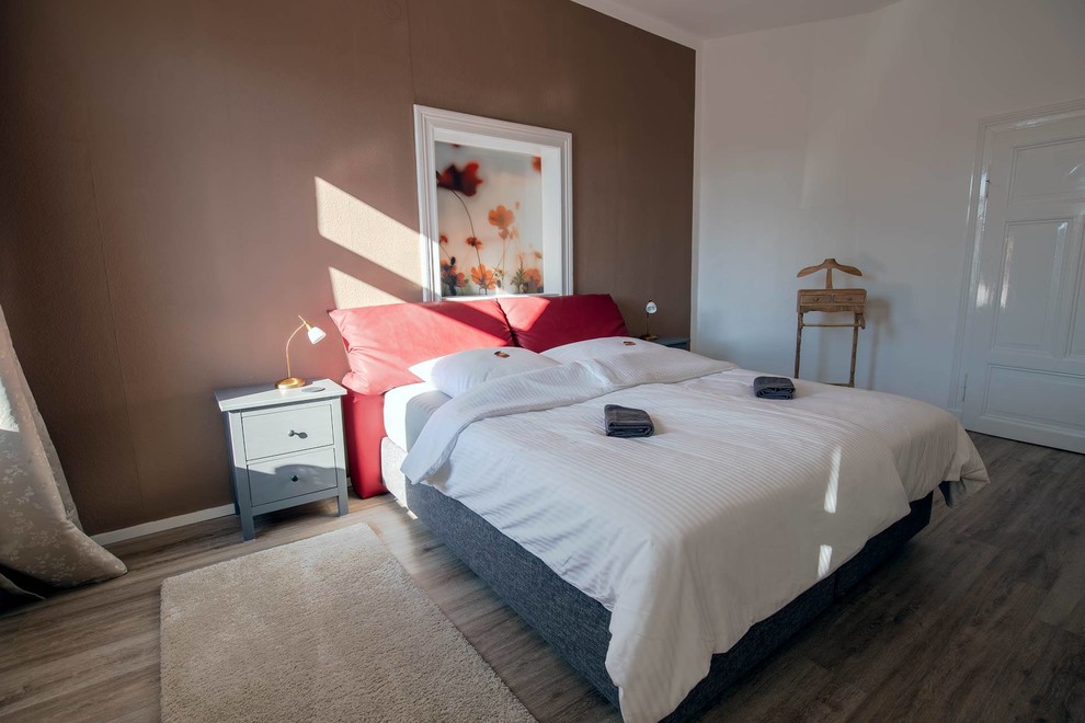 Foto de dormitorio principal exótico de tamaño medio con paredes marrones, suelo vinílico y suelo beige