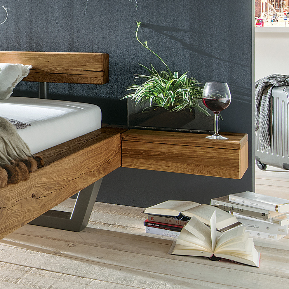 Modernes Schlafzimmer ohne Kamin mit grauer Wandfarbe und hellem Holzboden in Stuttgart