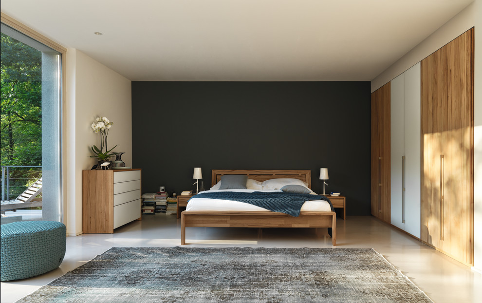 Großes Modernes Hauptschlafzimmer ohne Kamin mit weißer Wandfarbe, Teppichboden und grauem Boden in Hannover