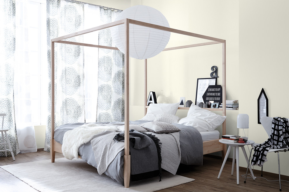 Ispirazione per una camera da letto design con pareti bianche