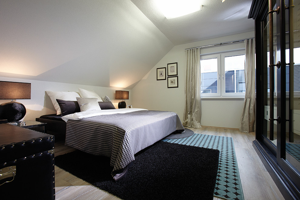 Modernes Hauptschlafzimmer ohne Kamin mit weißer Wandfarbe, hellem Holzboden und grauem Boden in Sonstige