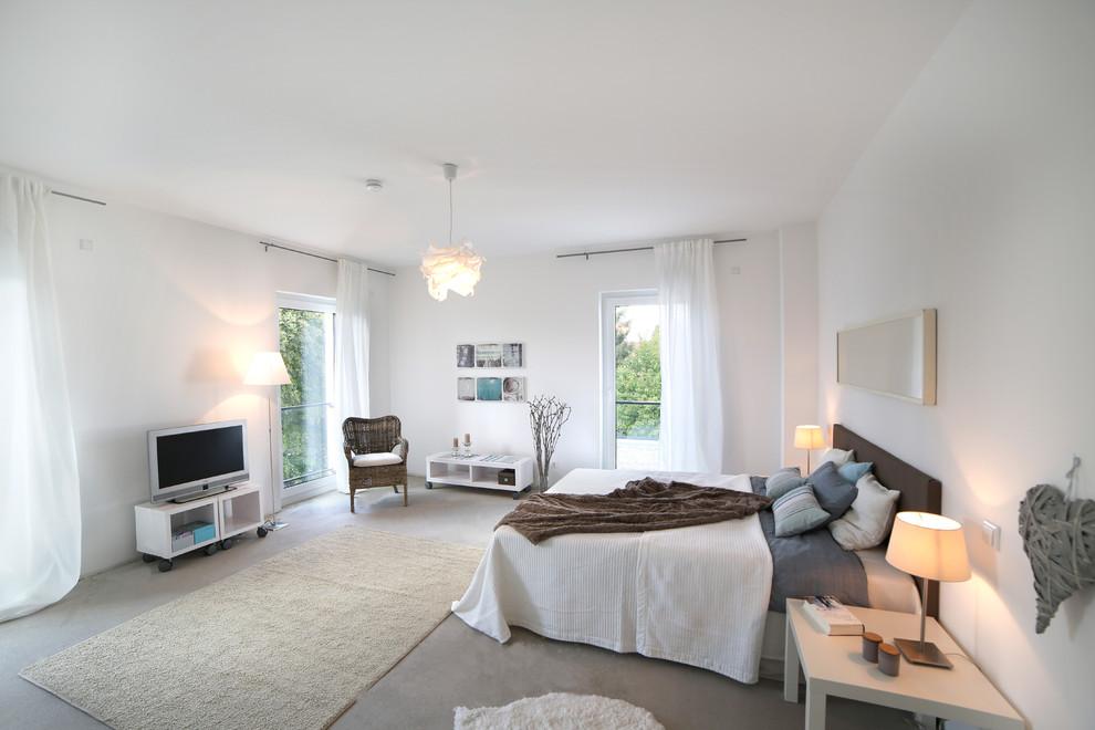 Стильный дизайн: большая хозяйская спальня в современном стиле с белыми стенами и ковровым покрытием без камина - последний тренд