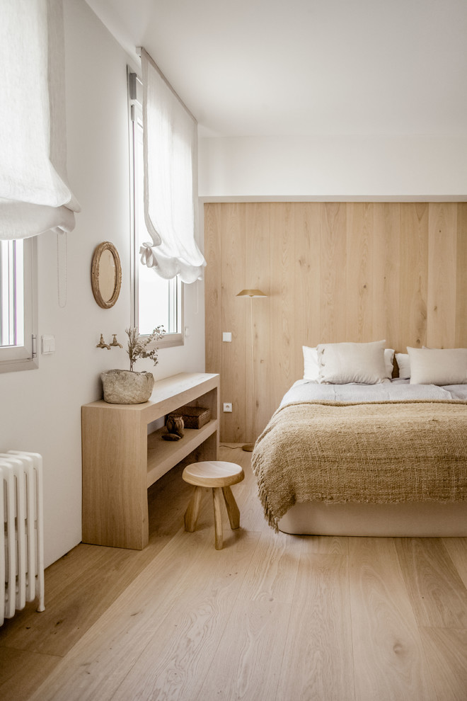 Mittelgroßes Mediterranes Hauptschlafzimmer ohne Kamin mit hellem Holzboden, braunem Boden und weißer Wandfarbe in Berlin
