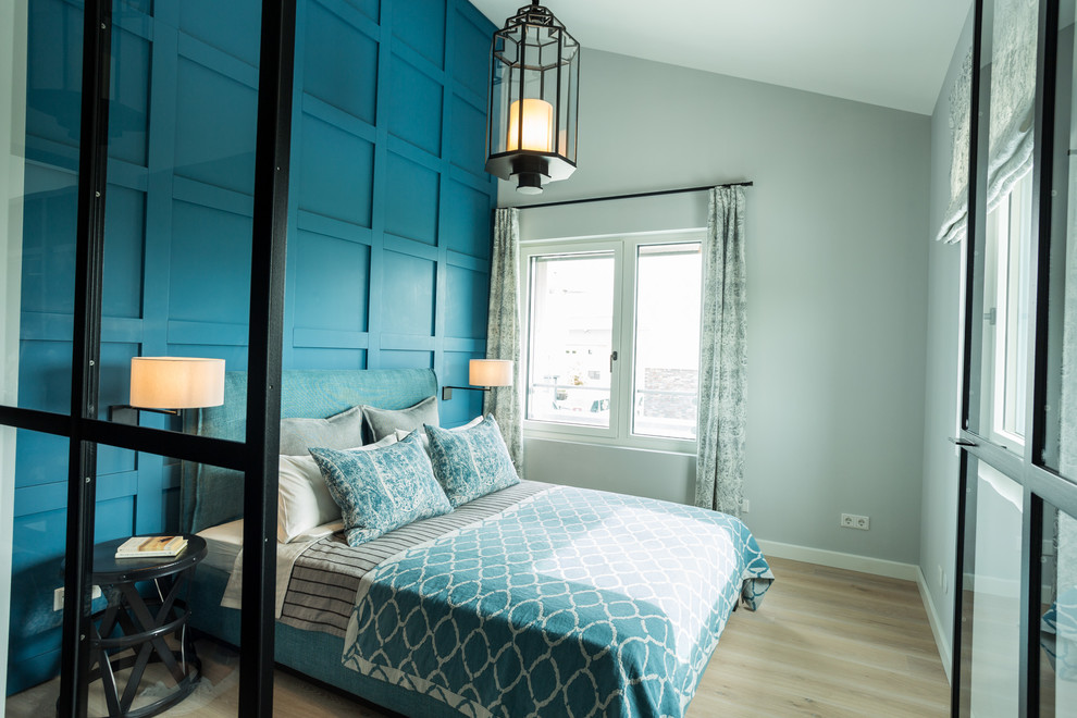 ケルンにある中くらいなトロピカルスタイルのおしゃれな主寝室 (青い壁、淡色無垢フローリング、暖炉なし) のインテリア