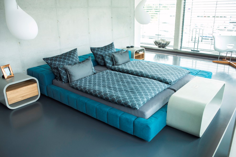Идея дизайна: хозяйская спальня среднего размера в современном стиле с серыми стенами, полом из линолеума и серым полом без камина