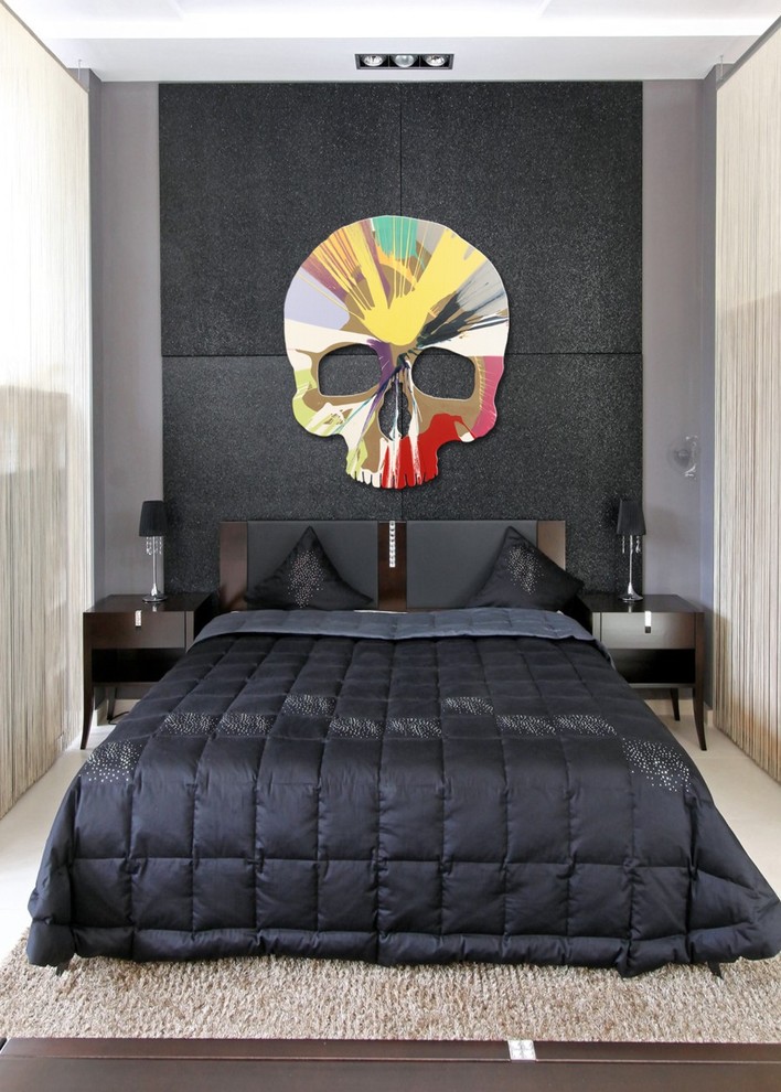 Kleines Modernes Hauptschlafzimmer ohne Kamin mit grauer Wandfarbe und Teppichboden in Köln