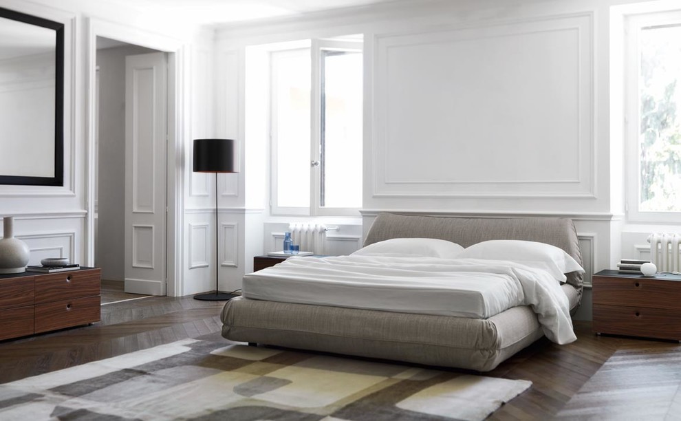 Стильный дизайн: большая хозяйская, серо-белая спальня в современном стиле с белыми стенами и темным паркетным полом без камина - последний тренд
