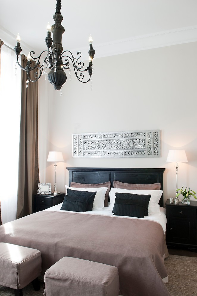 Foto de dormitorio principal clásico de tamaño medio sin chimenea con paredes grises y moqueta
