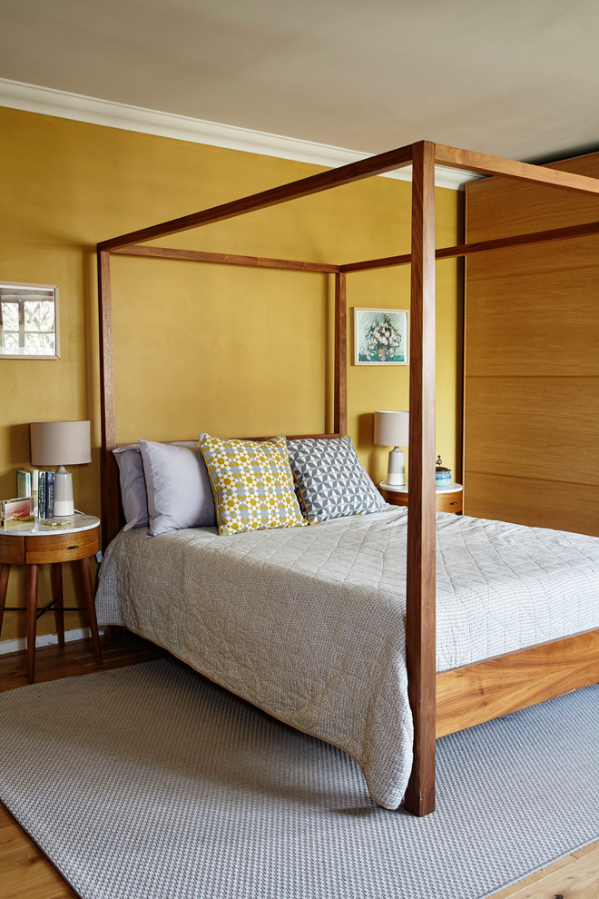 Mittelgroßes Modernes Schlafzimmer mit braunem Holzboden und braunem Boden in Sonstige